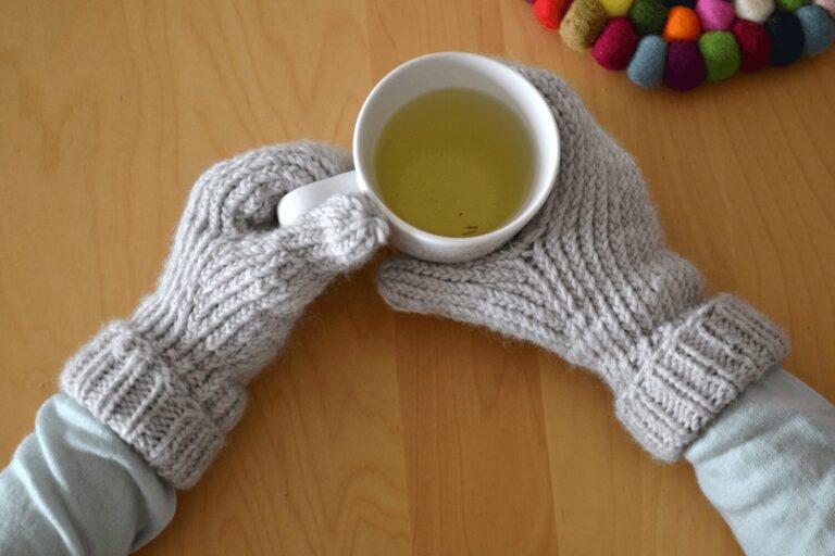 Simple mittens free knitting pattern featured image