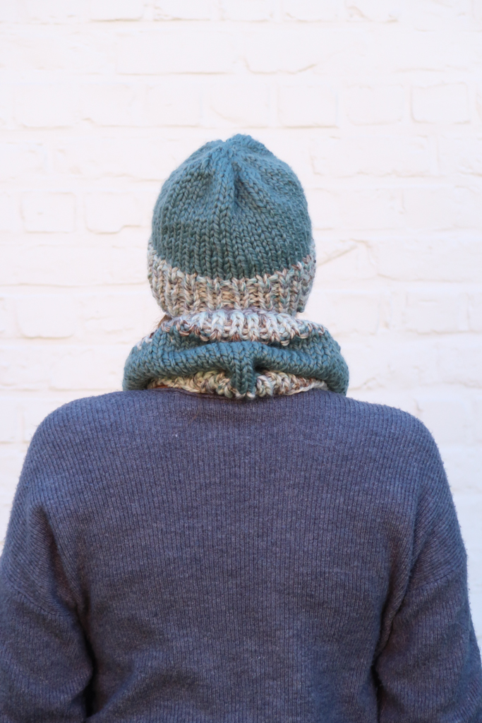 Back view of the chunky beanie and cowl knitting pattern