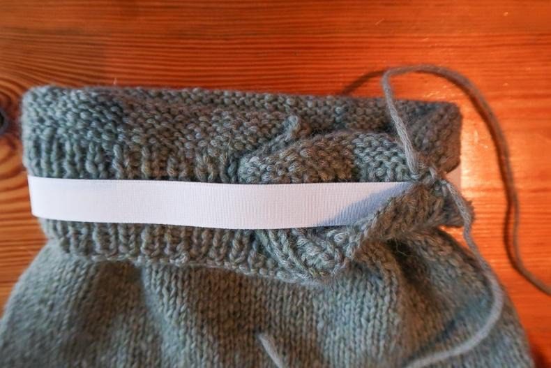 how to fit and hide elastic band for these newborn knitting patterns free