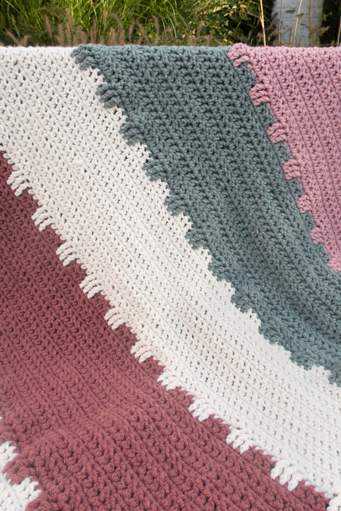 right side of the chunky crochet blanket pattern free for beginners