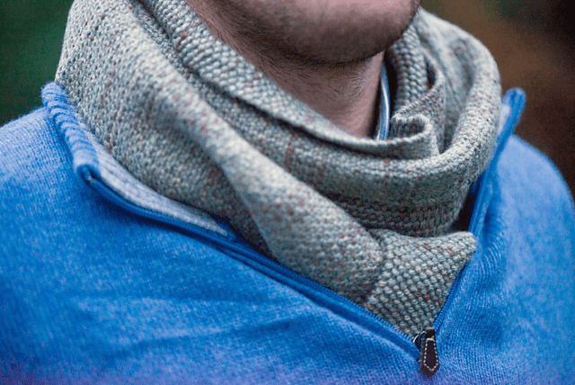 Find the unisex linen stitch scarf knit pattern here >>