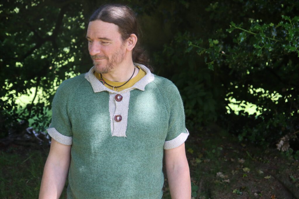 Find the men's raglan sweater knitting pattern here >>