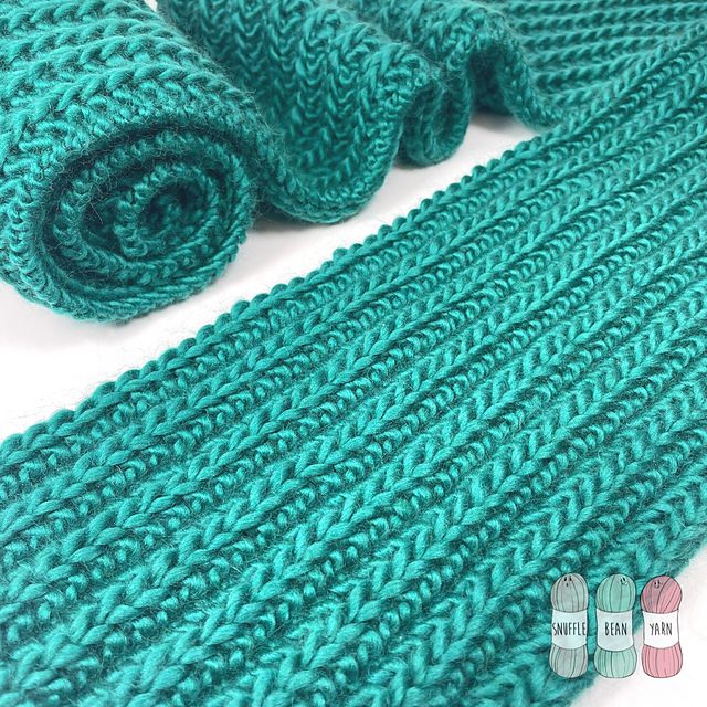 Find the chunky ribbed scarf knitting pattern here >>