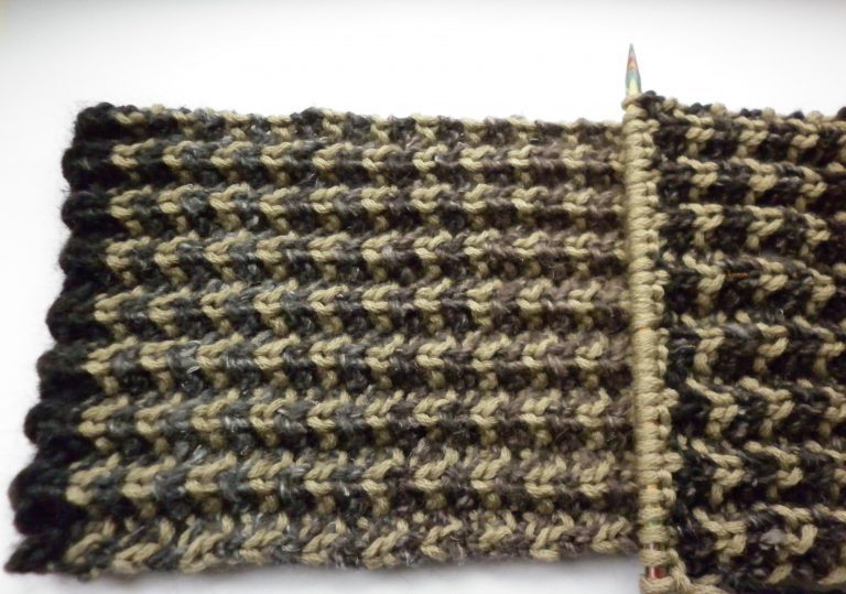 Find the free scarf knitting pattern here >>