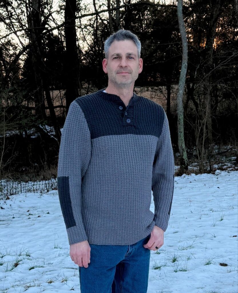Find the men's henley pullover knitting pattern here >>